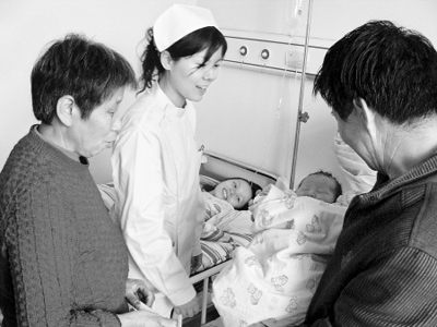 孕妇就医途中遇堵车警车开道出租车上女婴降生