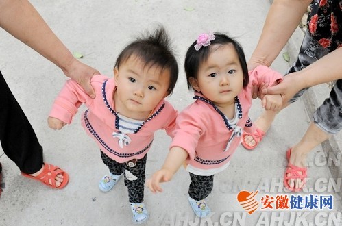 60岁老妈妈生下双胞胎女儿 拼命工作挣奶粉钱