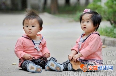 60岁老妈妈生下双胞胎女儿 拼命工作挣奶粉钱