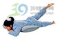 床上运动 四招塑形枕头操