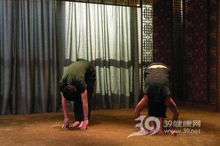 瑜伽整体塑形男性进行时