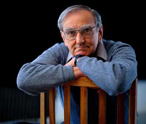 老人打喷嚏时要当心