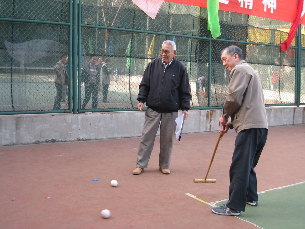 老年人走路要注意慎重倒行