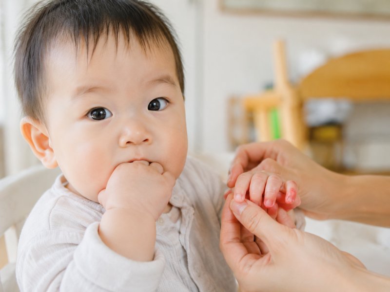 宝宝吃手导致手指红肿怎么办？日常护理该注意什么？