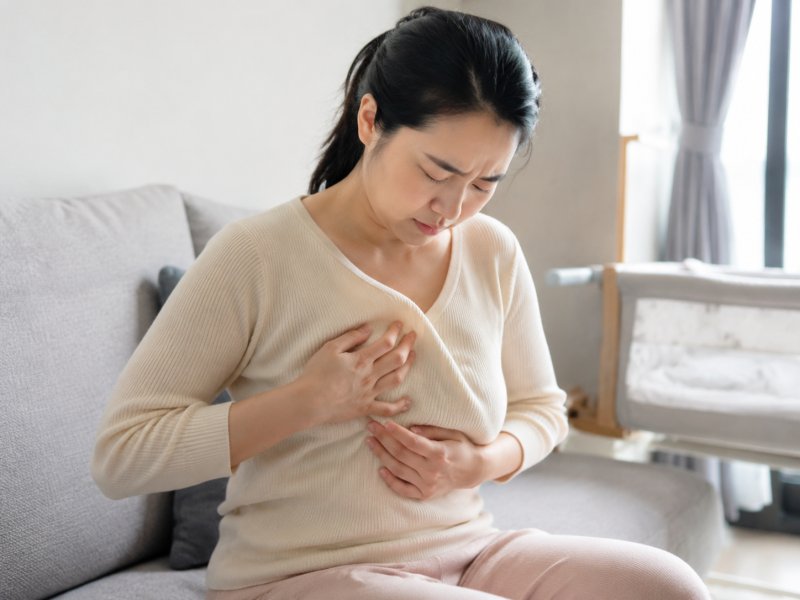 乳腺炎早期有哪些症状，乳房红肿疼了要不要赶紧去医院