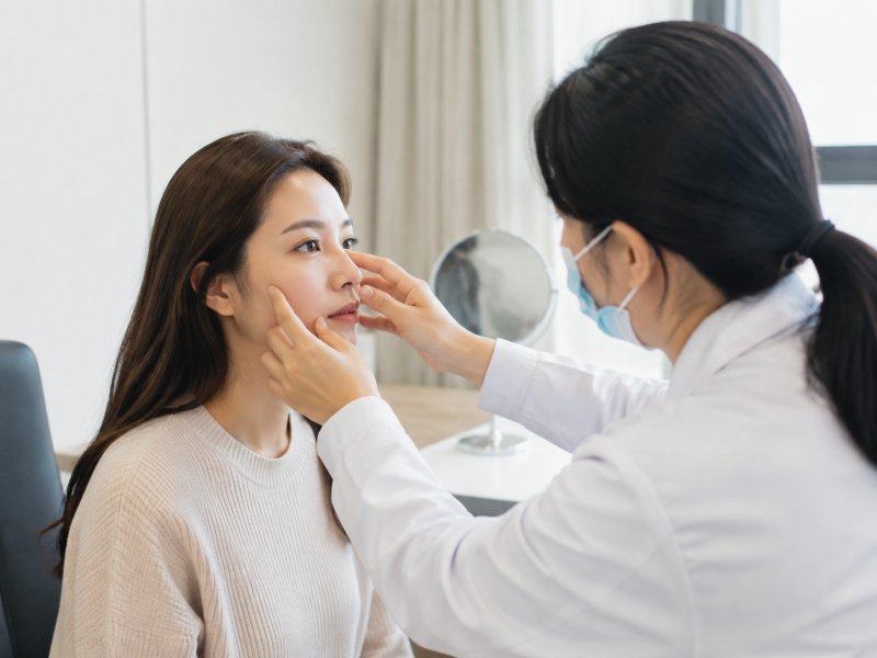 鼻综合复查时医生会怎么检查?自己能不能摸出有没有移位?