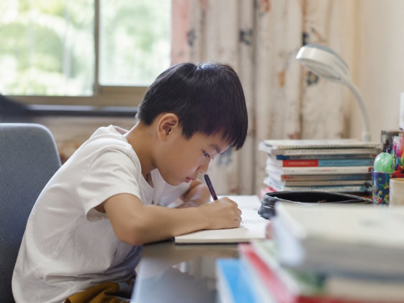 学龄儿童近视度数加深快,到底是什么原因?