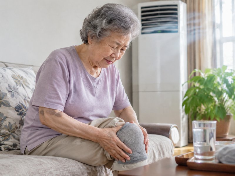 老年人夏天吹空调,要不要专门给膝盖保暖防“空调腿”?