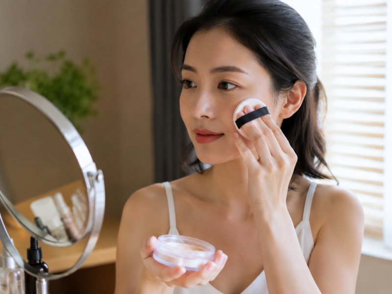 日常护肤中如何正确使用蜜粉才能预防毛孔堵塞？