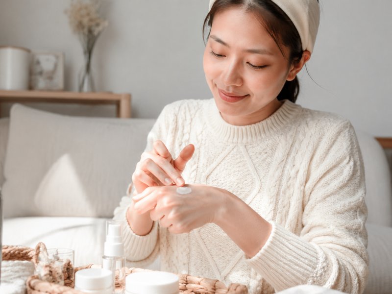 冬天皮肤干燥脱皮,怎么护理才能锁住水分不流失?