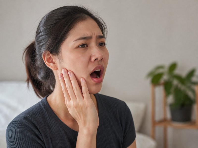 打哈欠或大笑时下巴掉了是怎么回事?颞颌关节脱位的原因有哪些?