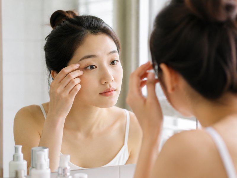 割双眼皮后多久可以化妆和戴隐形眼镜,日常护理要注意什么?