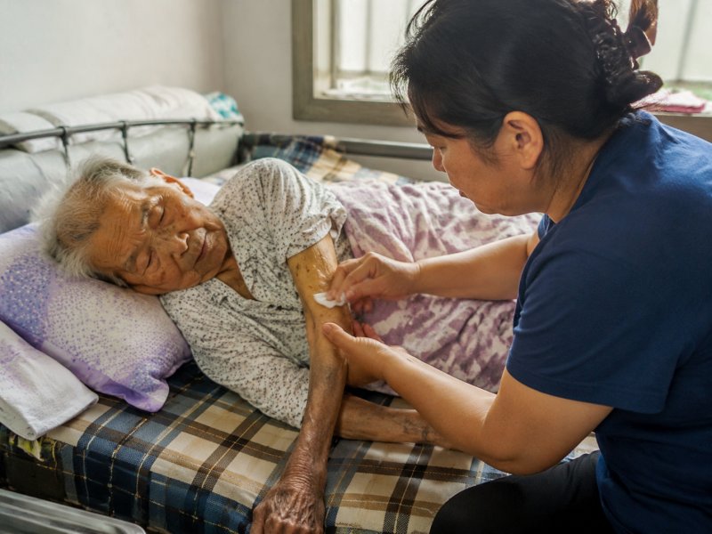 家里老人得了恶病质性痤疮怎么办?卧床病人如何预防破溃感染