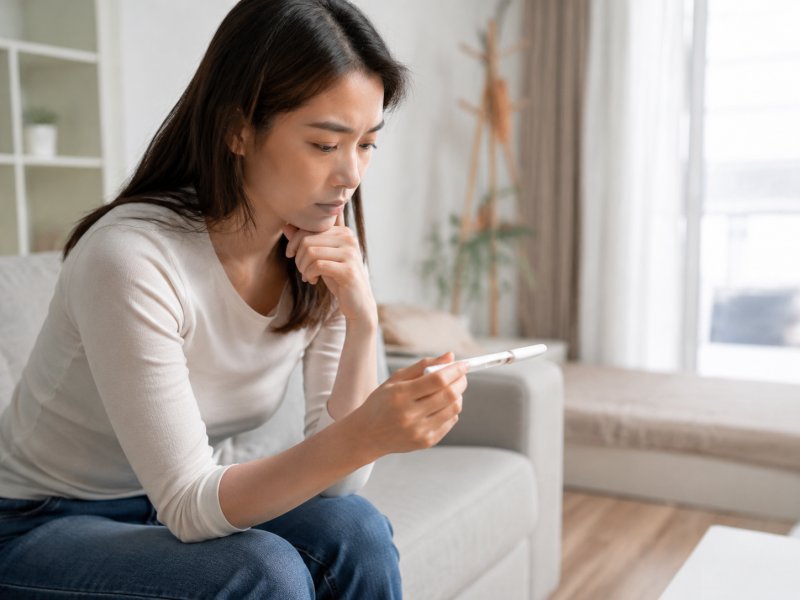 排卵期前后白带颜色发褐，要不要去医院做不孕检查